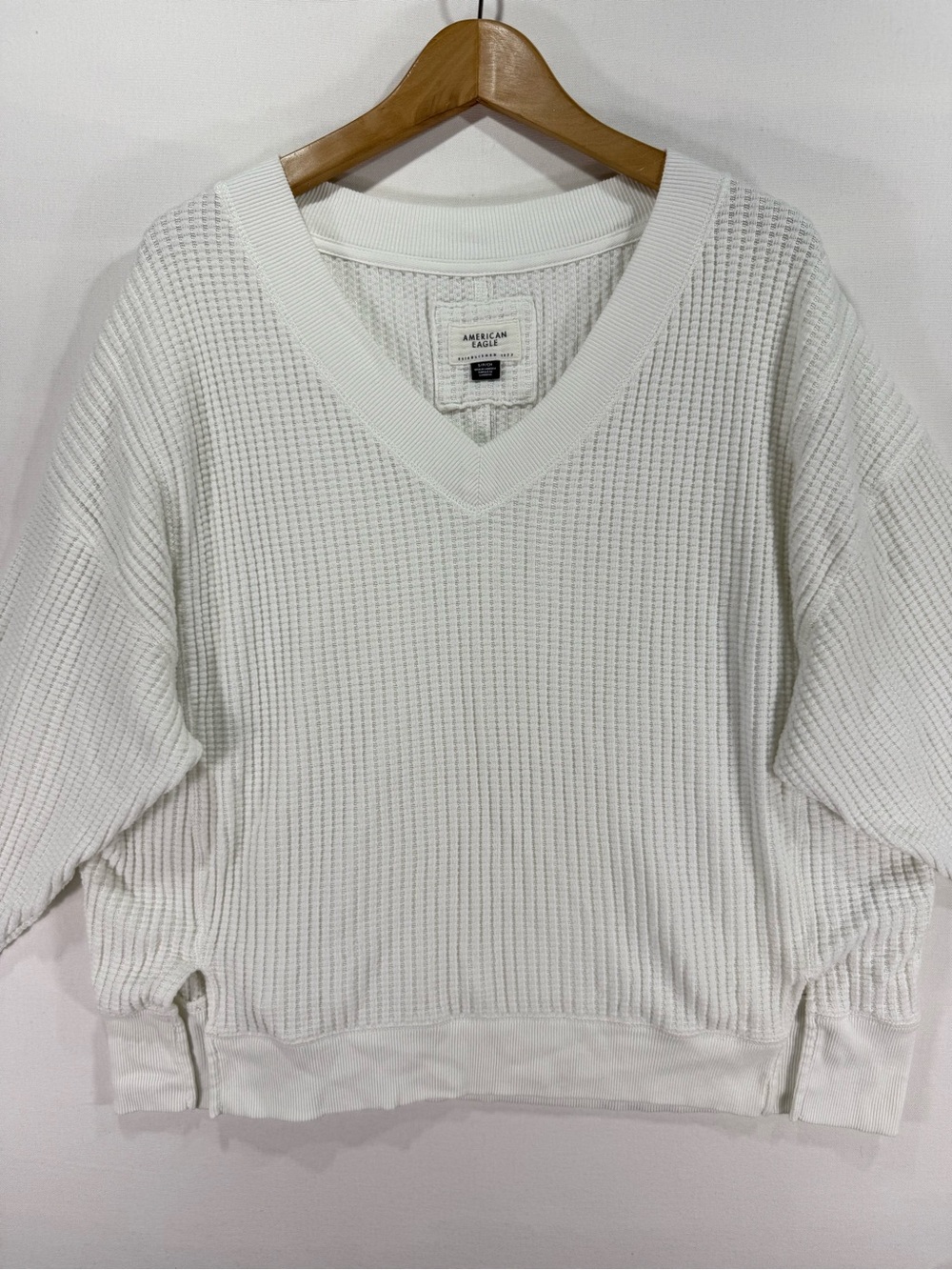 American Eagle V-Neck Waffle Knit Sweater in White Size Small